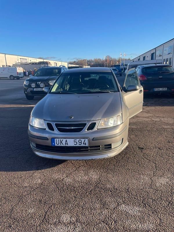 Gray metallic Begagnad 2004 Saab 9-3 Sedan | 17 000 kr (Marknadspris) - Bild 1/4