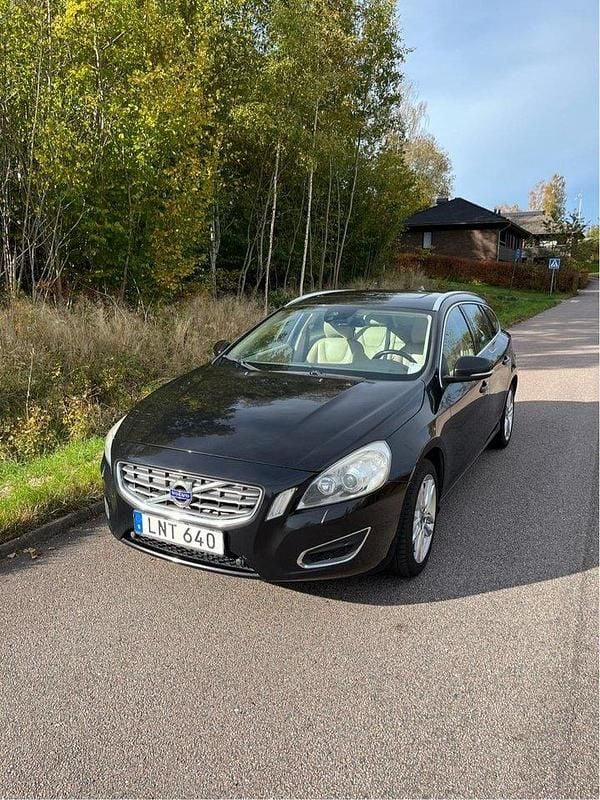 Svart Begagnad 2013 Volvo V60 Summum Kombi | 55 000 kr (Bra pris) - Bild 1/2