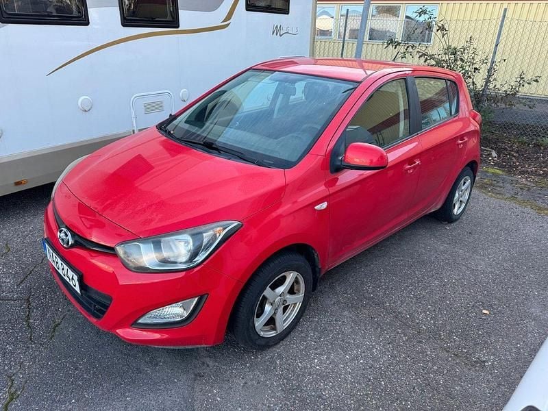 Röd Begagnad 2012 Hyundai i20 Halvkombi | 30 000 kr (Superpris) - Bild 1/4