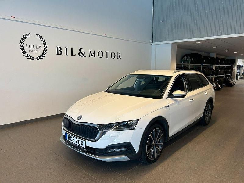 Vit Begagnad 2022 Skoda Octavia Scout Kombi | 309 900 kr (Dyr) - Bild 1/4