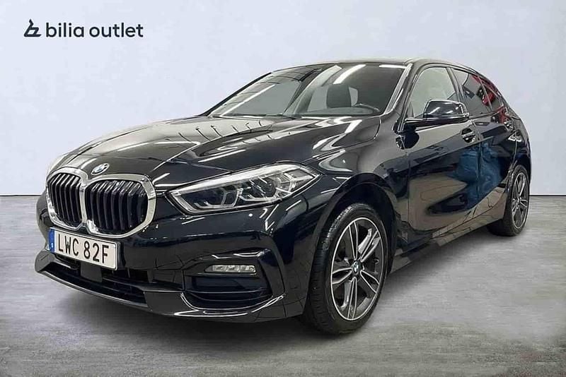 Svart Begagnad 2020 BMW 118 Sport Line Halvkombi | 219 900 kr (Marknadspris) - Bild 1/1