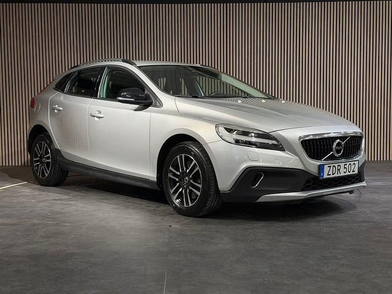 Begagnad Volvo V40 CC Momentum 120 HK (88 kW) 2018 Silver Kombi