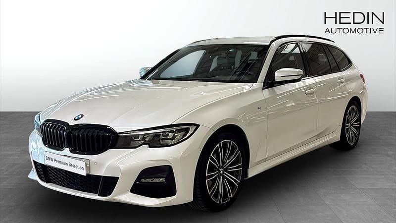 Vit (white) Begagnad 2020 BMW 320e M Sport Kombi | 359 700 kr - Bild 1/4
