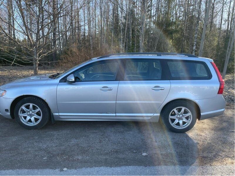 Grå Begagnad 2009 Volvo V70 Momentum Kombi | 49 000 kr (Bra pris) - Bild 1/4