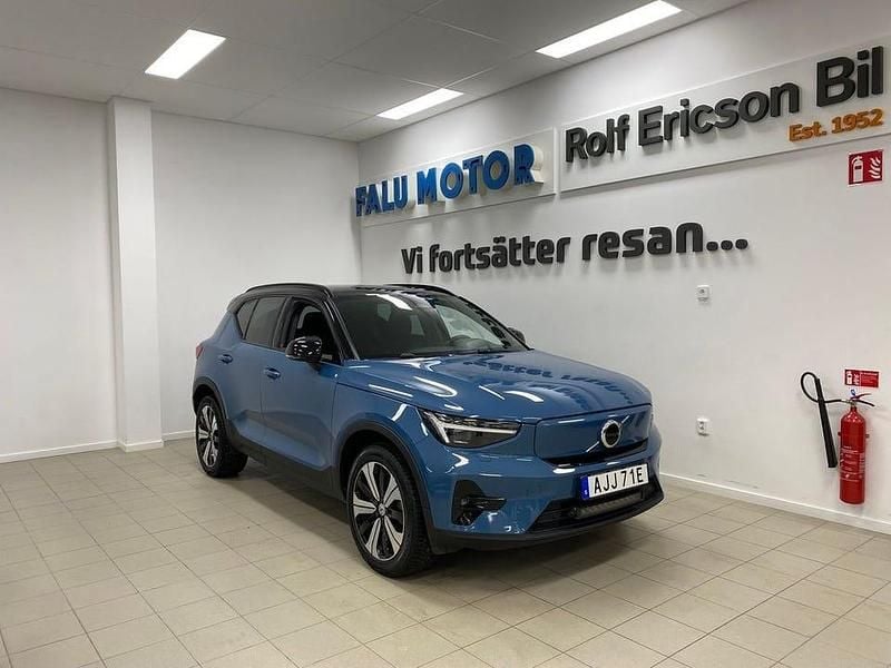 Blå Begagnad 2023 Volvo XC40 Plus SUV | 319 500 kr (Superpris) - Bild 1/4