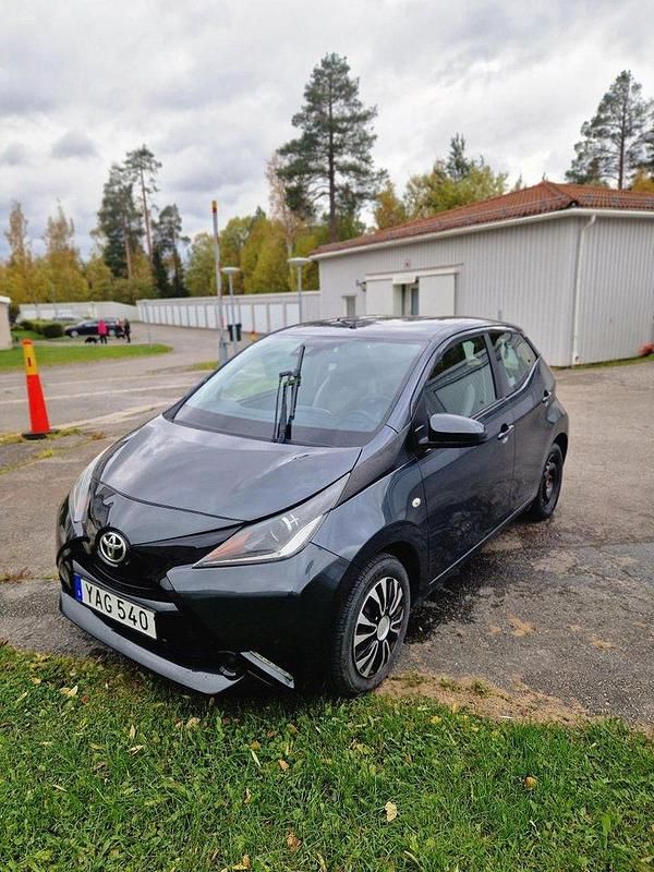 Begagnad Toyota Aygo X-play 69 HK (50 kW) 2015 Grå Halvkombi