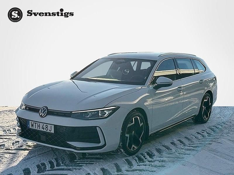 Vit Begagnad 2025 VW Passat R-line Kombi | 389 500 kr (Dyr) - Bild 1/4