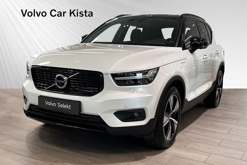 Vit Begagnad 2021 Volvo XC40 R-Design SUV | 374 900 kr (Marknadspris) - Bild 1/3
