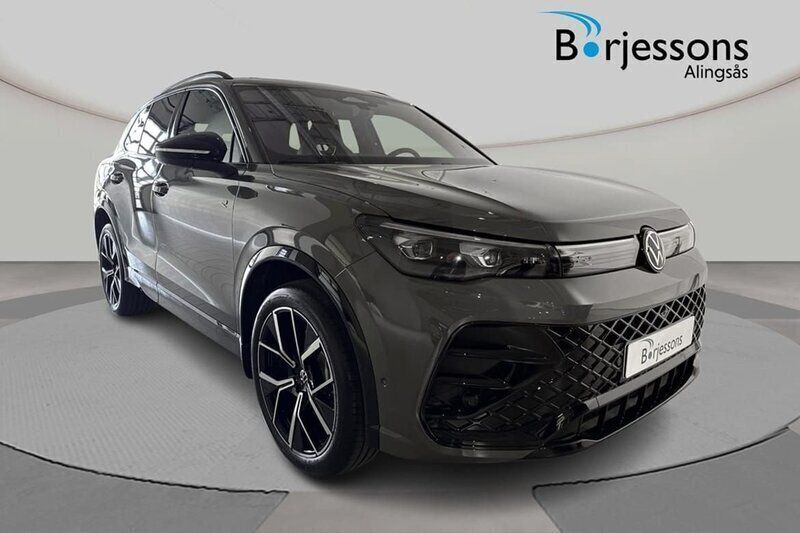 Silver Ny 2025 VW Tiguan R-line SUV | 614 900 kr (Lite dyr) - Bild 1/4