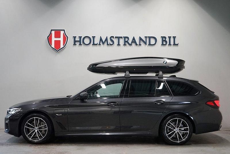 Grå Begagnad 2022 BMW 530e M Sport Kombi | 429 900 kr (Dyr) - Bild 1/4