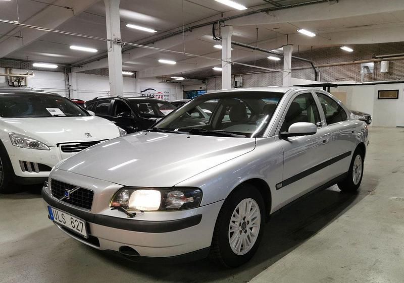 Ljusgrå Begagnad 2003 Volvo S60 Sedan | 54 900 kr (Dyr) - Bild 1/4
