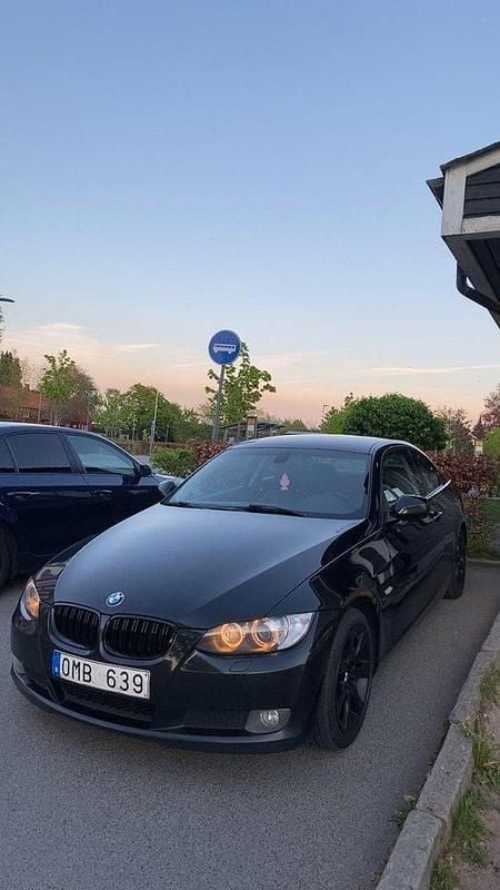 Svart Begagnad 2010 BMW 320 Comfort Edition Sportkupé | 90 000 kr (Marknadspris) - Bild 1/4