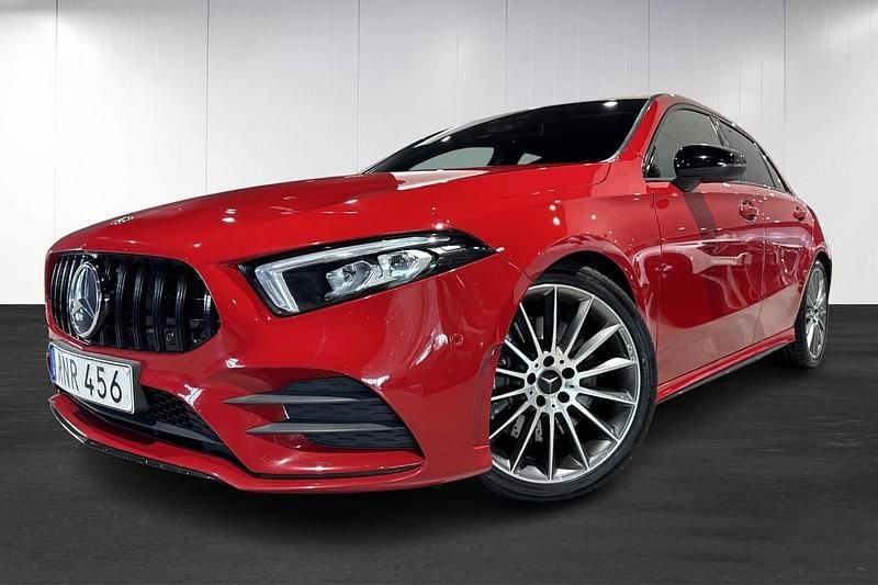 Röd (red) Begagnad 2018 Mercedes A250 AMG line Halvkombi | 269 900 kr (Marknadspris) - Bild 1/4