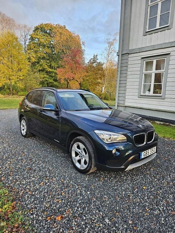 Blå Begagnad 2013 BMW X1 SUV | 99 900 kr (Marknadspris) - Bild 1/4