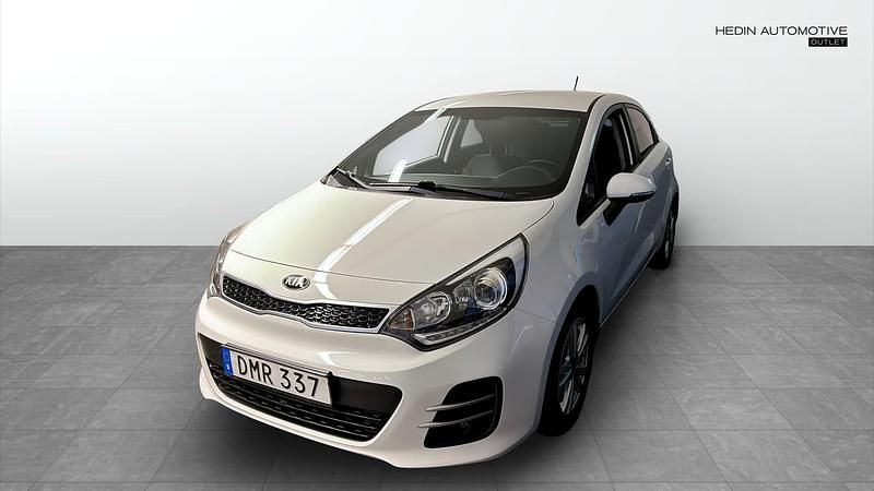 Vit Begagnad 2014 Kia Rio Halvkombi | 79 900 kr (Marknadspris) - Bild 1/4