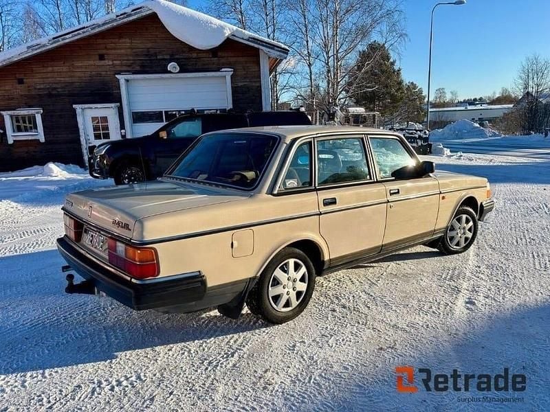 Begagnad Volvo 240 116 HK (85 kW) 1988 Ljusgrå Sedan