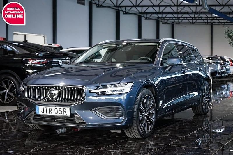Blå Begagnad 2023 Volvo V60 Kombi | 374 500 kr (Marknadspris) - Bild 1/4