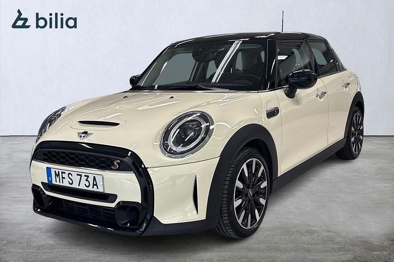 Vit Begagnad 2022 Mini Cooper S Halvkombi | 264 900 kr (Marknadspris) - Bild 1/3