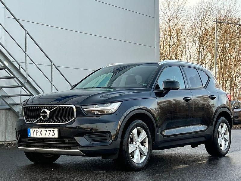 Svart Begagnad 2019 Volvo XC40 Momentum SUV | 224 000 kr (Marknadspris) - Bild 1/4
