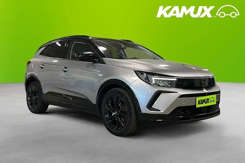 Silver/grå Begagnad 2022 Opel Grandland X GS Line SUV | 214 700 kr (Marknadspris) - Bild 1/2