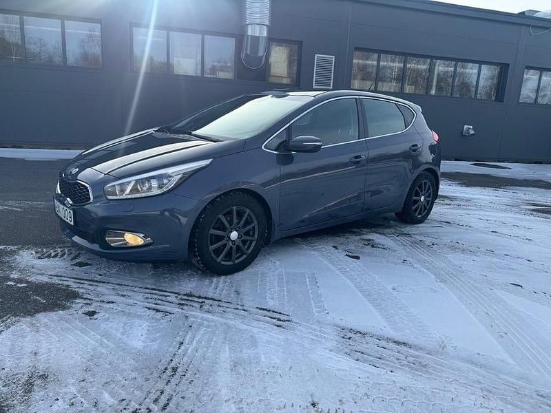 Begagnad Kia Ceed Comfort 128 HK (94 kW) 2013 Blå Halvkombi