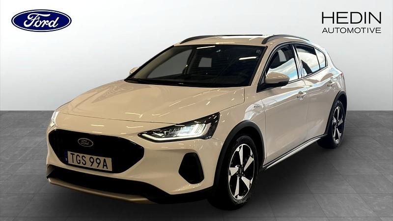 Svart (black) Begagnad 2024 Ford Focus Active Halvkombi | 224 900 kr (Marknadspris) - Bild 1/4