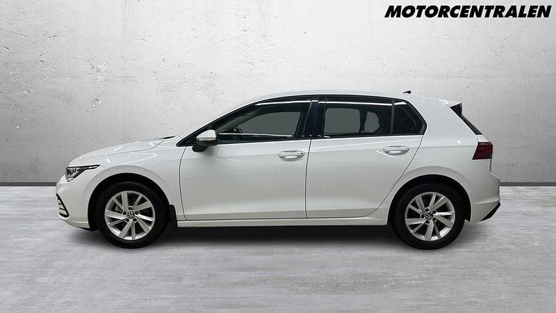 Begagnad VW Golf VIII 112 HK (82 kW) 2022 Vit Halvkombi