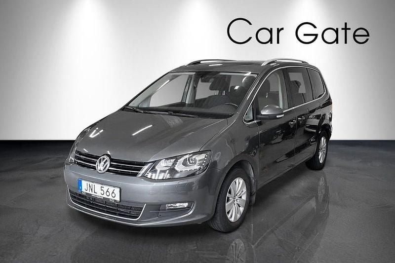 Mörkgrå (grå) Begagnad 2019 VW Sharan Minibuss | 234 900 kr (Bra pris) - Bild 1/4