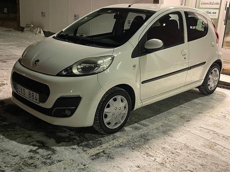 Begagnad Peugeot 107 68 HK (50 kW) 2013 Vit Halvkombi