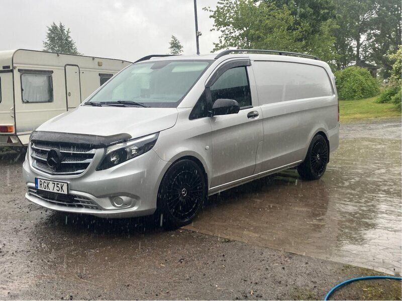Silver Begagnad 2020 Mercedes Vito Minibuss | 154 000 kr (Marknadspris) - Bild 1/4