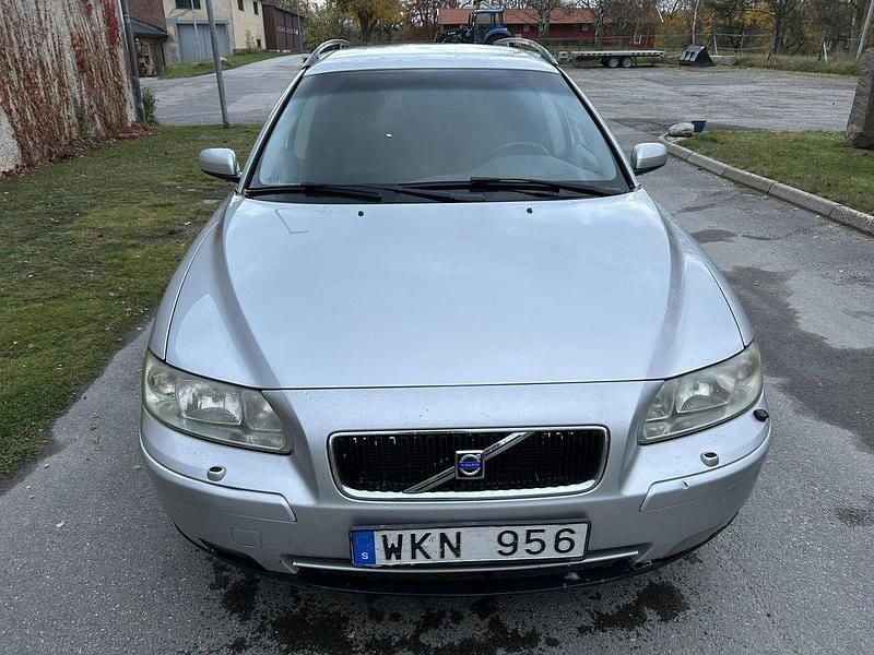 Grå Begagnad 2005 Volvo V70 Kinetic Kombi | 19 500 kr (Marknadspris) - Bild 1/4