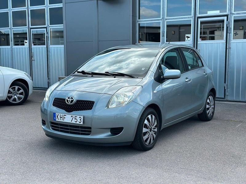 Grå Begagnad 2006 Toyota Yaris Halvkombi | 39 900 kr (Marknadspris) - Bild 1/4