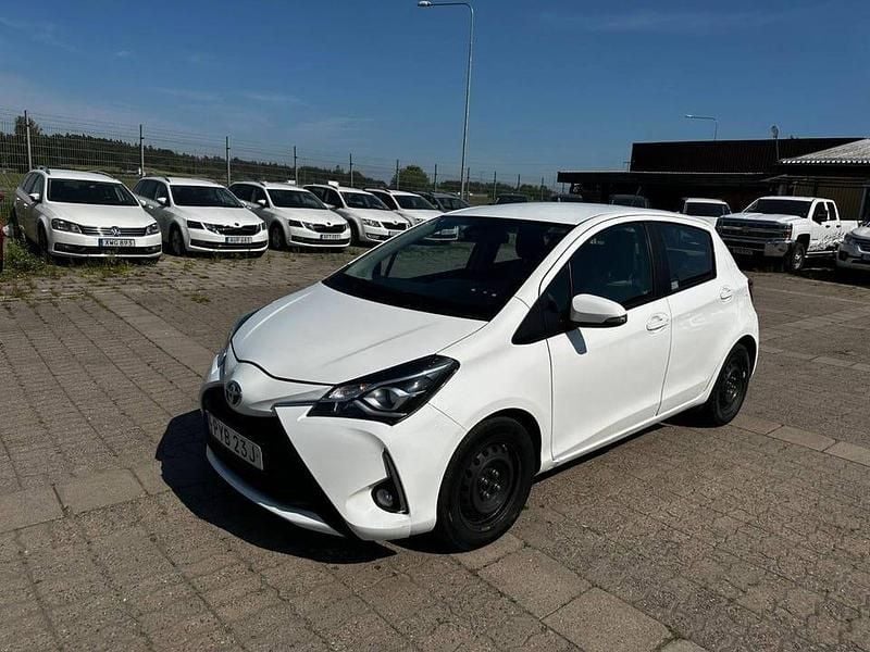 Vit Begagnad 2019 Toyota Yaris Active Halvkombi | 134 900 kr (Marknadspris) - Bild 1/4