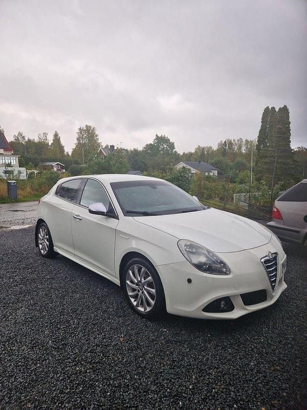 Vit Begagnad 2013 Alfa Romeo Giulietta Halvkombi | 75 000 kr (Superpris) - Bild 1/4