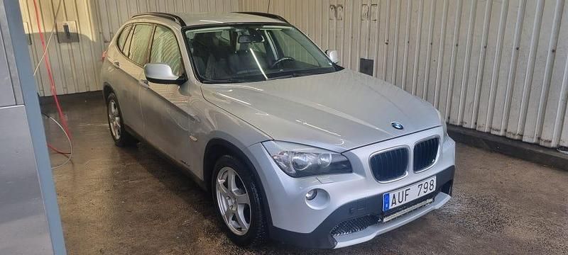 Grå fin Begagnad 2011 BMW X1 SUV | 85 000 kr (Marknadspris) - Bild 1/4