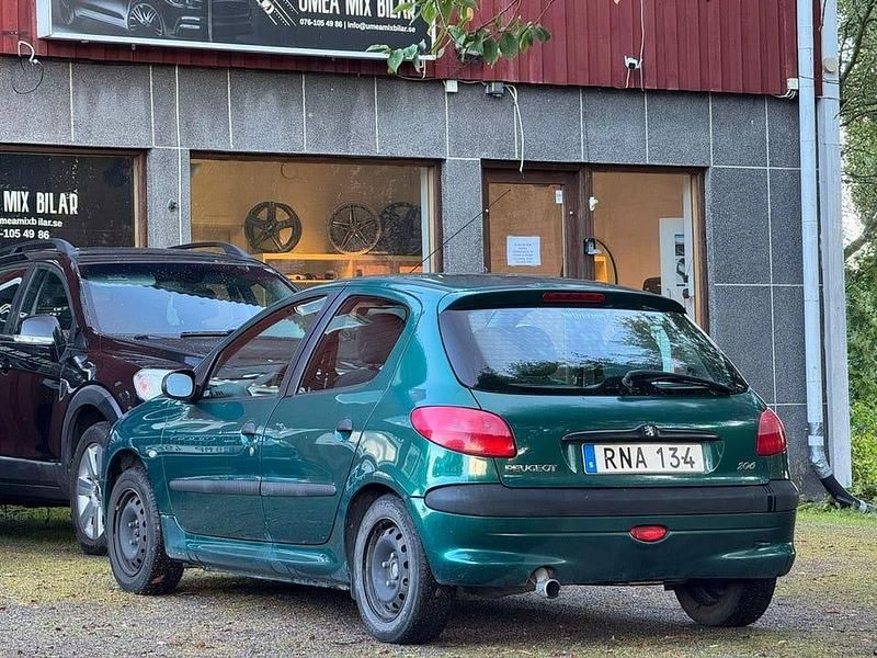 Begagnad Peugeot 206 75 HK (55 kW) 2000 Mörkgrön Halvkombi