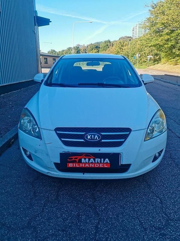 Vit Begagnad 2008 Kia Ceed 4 Halvkombi | 23 500 kr (Dyr) - Bild 1/4