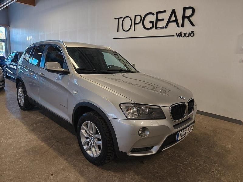 Ljusgrå (grå) Begagnad 2011 BMW X3 SUV | 89 900 kr (Marknadspris) - Bild 1/4
