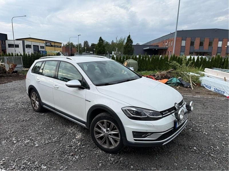 Vit Begagnad 2020 VW Golf Alltrack Kombi | 195 000 kr (Bra pris) - Bild 1/4