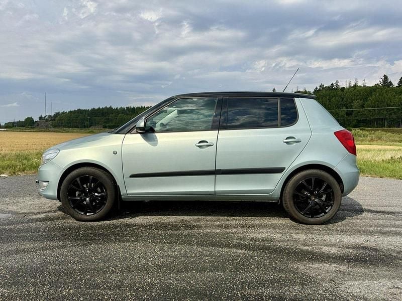 Grön Begagnad 2011 Skoda Fabia Elegance Halvkombi | 69 000 kr (Lite dyr) - Bild 1/4