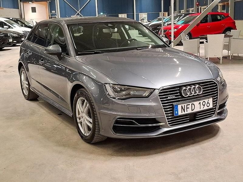 Begagnad Audi A3 Sportback e-tron Attraction 150 HK (110 kW) 2016 Grå Halvkombi