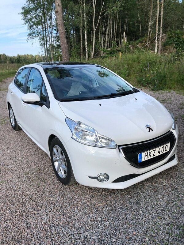 Vit Begagnad 2014 Peugeot 208 Halvkombi | 42 000 kr (Bra pris) - Bild 1/4