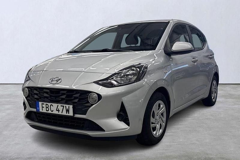 Grå Begagnad 2021 Hyundai i10 Essential Halvkombi | 125 000 kr (Marknadspris) - Bild 1/4