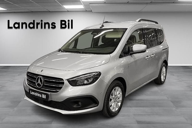 Silver Begagnad 2023 Mercedes T180 Minibuss | 349 000 kr (Marknadspris) - Bild 1/4