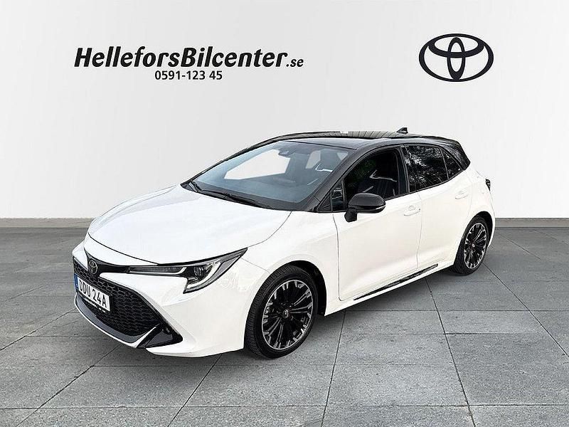 Vit Begagnad 2022 Toyota Corolla Hybrid Play Halvkombi | 269 500 kr (Marknadspris) - Bild 1/3