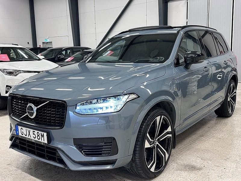 Grå Begagnad 2020 Volvo XC90 R-Design SUV | 489 700 kr (Marknadspris) - Bild 1/4