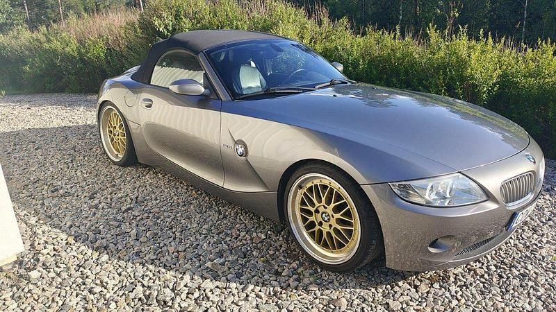 Grå Begagnad 2004 BMW Z4 Cab | 110 000 kr (Marknadspris) - Bild 1/4