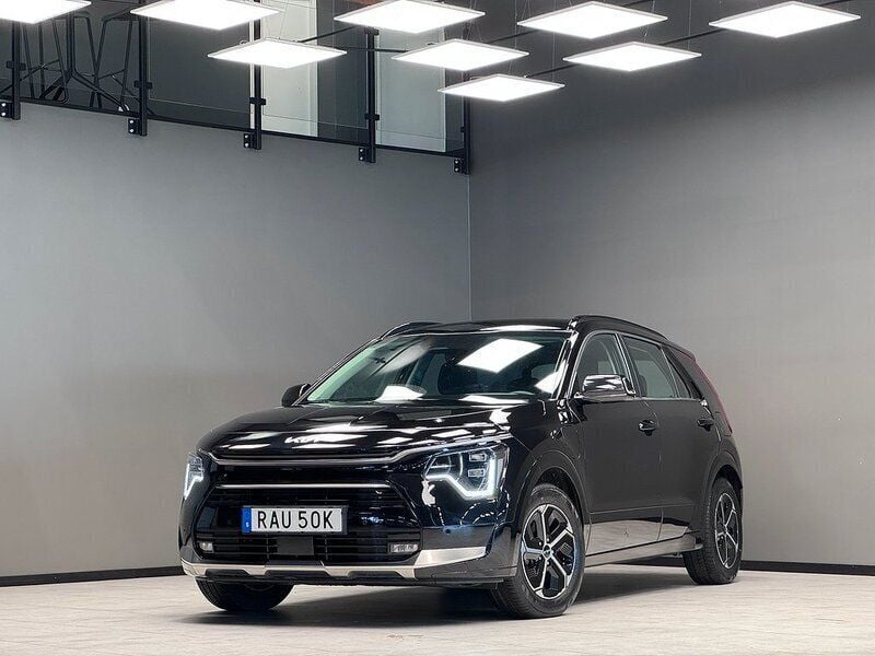 Svart Begagnad 2023 Kia Niro Advance SUV | 319 900 kr (Superpris) - Bild 1/3