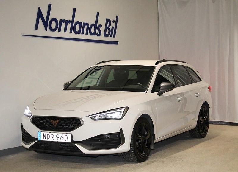 Vit (candy white) Begagnad 2024 Cupra Leon Kombi | 269 900 kr (Marknadspris) - Bild 1/4