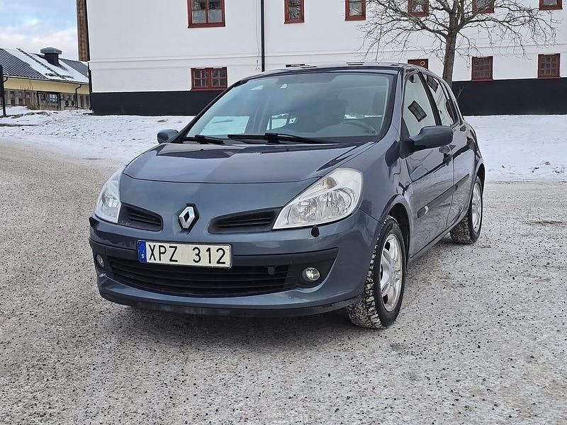 Begagnad Renault Clio II 98 HK (72 kW) 2006 Blå